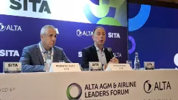 Roberto Alvo (izuiqerda), presidente del comit ejecutivo de ALTA y Peter Cerd, director ejecutivo de ALTA, durante la reciente Asamblea General Anual y Foro de Lderes de Aerolneas de la Asociacin Latinoamericana y del Caribe de Transporte Areo (ALTA), celebrada en Lima.