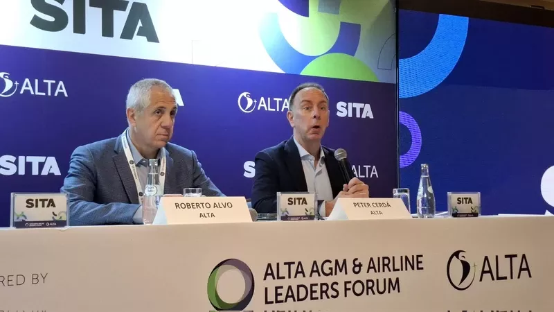 Roberto Alvo (izuiqerda), presidente del comit ejecutivo de ALTA y Peter Cerd, director ejecutivo de ALTA, durante la reciente Asamblea General Anual y Foro de Lderes de Aerolneas de la Asociacin Latinoamericana y del Caribe de Transporte Areo (ALTA), celebrada en Lima.