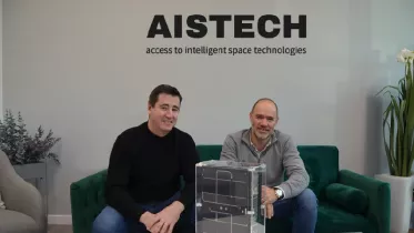 Los fundadores de Aistech Space, Carles Franquesa y Guillermo Valenzuela con uno de sus satlites. Foto: Aistech Space