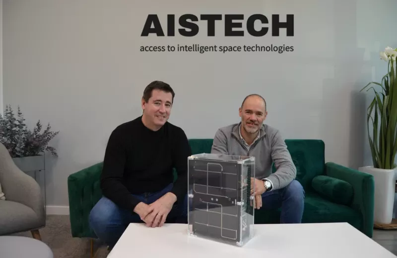 Los fundadores de Aistech Space, Carles Franquesa y Guillermo Valenzuela con uno de sus satélites. Foto: Aistech Space Los fundadores de Aistech Space, Carles Franquesa y Guillermo Valenzuela con uno de sus satélites. Foto: Aistech Space