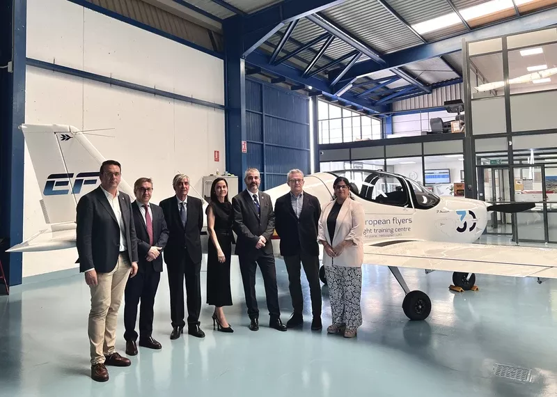 Las autoridades visitaron las instalaciones junto al presidente de European Flyers, Luis Miano San Valero; el director general, Luis Miano Gómez; y la directora de Comunicación, Eva Miano Gómez. Foto: European Flyers Las autoridades visitaron las instalaciones junto al presidente de European Flyers, Luis Miano San Valero; el director general, Luis Miano Gómez; y la directora de Comunicación, Eva Miano Gómez. Foto: European Flyers