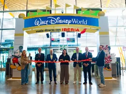 Puerta de embarque con un arco inspirado en Walt Disney World con motivo de la inauguracin de la nica conexin directa entre Madrid y Orlando, inaugurada el pasado 26 de octubre. Foto: Iberia.