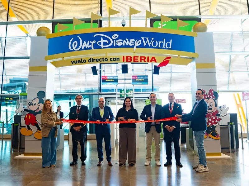 Puerta de embarque con un arco inspirado en Walt Disney World con motivo de la inauguración de la única conexión directa entre Madrid y Orlando, inaugurada el pasado 26 de octubre. Foto: Iberia. Puerta de embarque con un arco inspirado en Walt Disney World con motivo de la inauguración de la única conexión directa entre Madrid y Orlando, inaugurada el pasado 26 de octubre. Foto: Iberia.