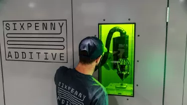 Impresora 3D metálica de Meltio, distribuida por Sixpenny Additive. Impresora 3D metálica de Meltio, distribuida por Sixpenny Additive.