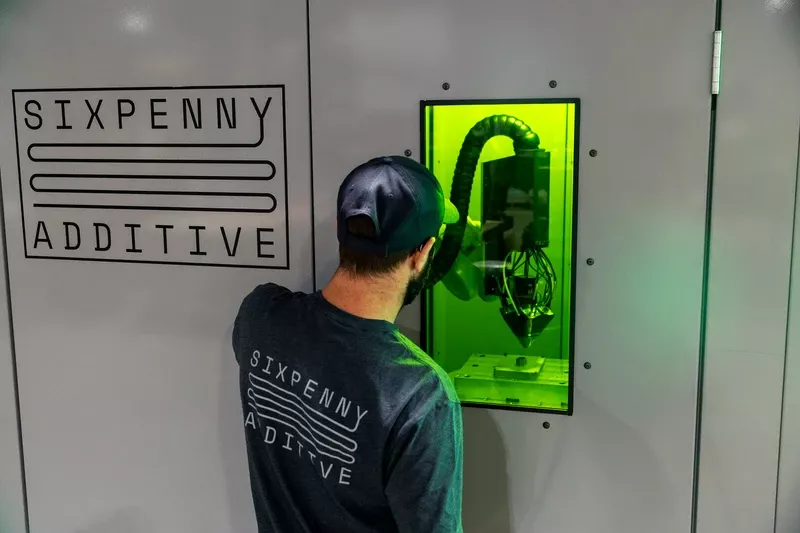 Impresora 3D metálica de Meltio, distribuida por Sixpenny Additive. Impresora 3D metálica de Meltio, distribuida por Sixpenny Additive.