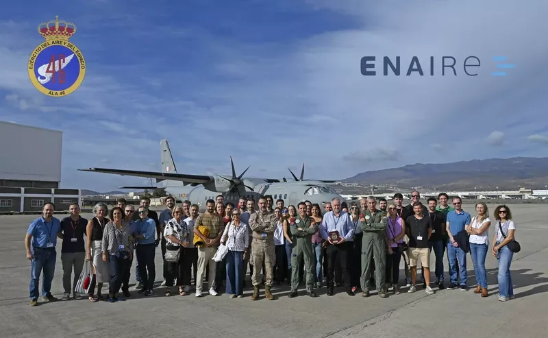 Foto de familia del ejercicio Ocean Skay 2025 con el director de la Región Canarias de ENAIRE, Javier Delgado, con una placa conmemorativa. Foto: Enaire Foto de familia del ejercicio Ocean Skay 2025 con el director de la Región Canarias de ENAIRE, Javier Delgado, con una placa conmemorativa. Foto: Enaire