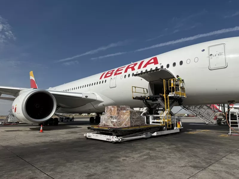 Airbus A350 de carga de Iberia utilizado para el transporte de la exposicin La mitad del mundo. La mujer en el Mxico indgena.