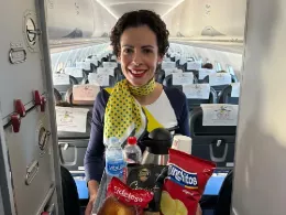 Azafata de Canaryfly con el carrito con los productos disponibles de venta a bordo en todas sus rutas interinsulares. Foto: Canaryfly