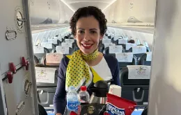 Azafata de Canaryfly con el carrito con los productos disponibles de venta a bordo en todas sus rutas interinsulares. Foto: Canaryfly