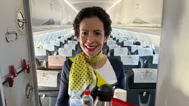 Azafata de Canaryfly con el carrito con los productos disponibles de venta a bordo en todas sus rutas interinsulares. Foto: Canaryfly