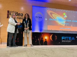 Mariluz de Mateo (Enaire) en la entrega del Enaire She Rockets Award a Tatiana Prez-Tabernero por el programa Quiero Ser de Iberia. Foto: Enaire
