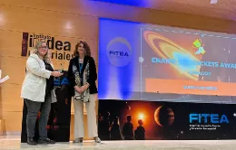 Mariluz de Mateo (Enaire) en la entrega del Enaire She Rockets Award a Tatiana Pérez-Tabernero por el programa ‘Quiero Ser’ de Iberia. Foto: Enaire