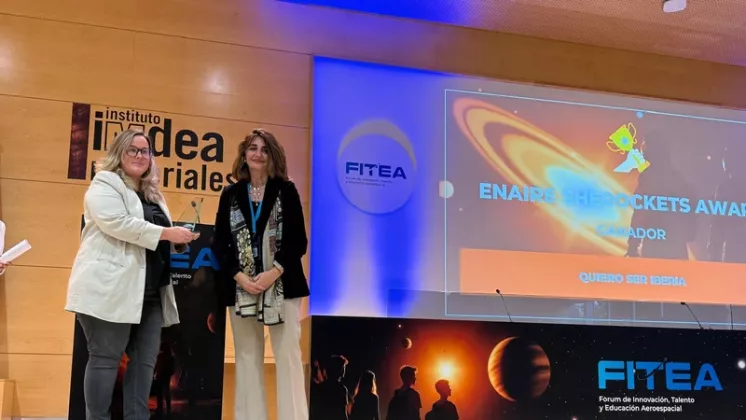 Mariluz de Mateo (Enaire) en la entrega del Enaire She Rockets Award a Tatiana Prez-Tabernero por el programa Quiero Ser de Iberia. Foto: Enaire