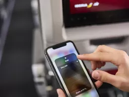 Pasajero de Iberia configurando la Wifi del avin en su telfono mvil. Foto: Iberia