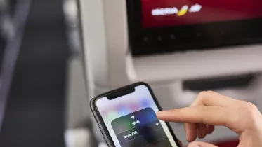 Pasajero de Iberia configurando la Wifi del avin en su telfono mvil. Foto: Iberia