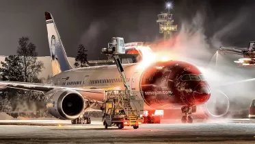 Operarios de handling de Aviator eliminando el hielo de una aeronave. Foto: Aviator