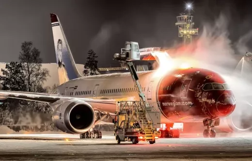 Operarios de handling de Aviator eliminando el hielo de una aeronave. Foto: Aviator