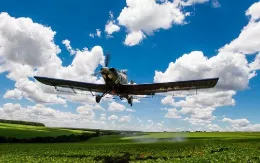 Embraer Ipanema EMB 203 en vuelo.