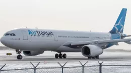 Avin de Air Transat en pista.