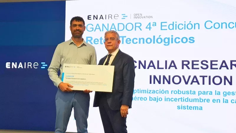 Luis Viso Domínguez recogió el premio de Tecnalia, entregado por José Luis Meler, director de Servicios de Navegación Aérea de Enaire. Foto: Enaire Luis Viso Domínguez recogió el premio de Tecnalia, entregado por José Luis Meler, director de Servicios de Navegación Aérea de Enaire. Foto: Enaire