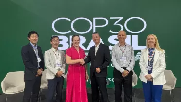 De izquierda a derecha: Mitsuya Tomoki, Secretario de la Embajada de Japn en Brasil, Tomoaki Ishigaki, Ministro de la Embajada de Japn en Brasil, Maria Del Mar Whittaker, Directora Ejecutiva de Responsabilidad Corporativa del Grupo ABRA, Takamasa Ueda, Director Senior de Sumitomo Corporation en Brasil, Eduardo Calderon, Director del Centro de Control Operacional (CCO) y Sostenibilidad de GOL, y Andreia Almeida, Gerente Comercial de Sumitomo Corporation en Brasil. Foto: Comunicado de Prensa/GOL