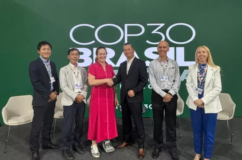 De izquierda a derecha: Mitsuya Tomoki, Secretario de la Embajada de Japón en Brasil, Tomoaki Ishigaki, Ministro de la Embajada de Japón en Brasil, Maria Del Mar Whittaker, Directora Ejecutiva de Responsabilidad Corporativa del Grupo ABRA, Takamasa Ueda, Director Senior de Sumitomo Corporation en Brasil, Eduardo Calderon, Director del Centro de Control Operacional (CCO) y Sostenibilidad de GOL, y Andreia Almeida, Gerente Comercial de Sumitomo Corporation en Brasil. Foto: Comunicado de Prensa/GOL De izquierda a derecha: Mitsuya Tomoki, Secretario de la Embajada de Japón en Brasil, Tomoaki Ishigaki, Ministro de la Embajada de Japón en Brasil, Maria Del Mar Whittaker, Directora Ejecutiva de Responsabilidad Corporativa del Grupo ABRA, Takamasa Ueda, Director Senior de Sumitomo Corporation en Brasil, Eduardo Calderon, Director del Centro de Control Operacional (CCO) y Sostenibilidad de GOL, y Andreia Almeida, Gerente Comercial de Sumitomo Corporation en Brasil. Foto: Comunicado de Prensa/GOL