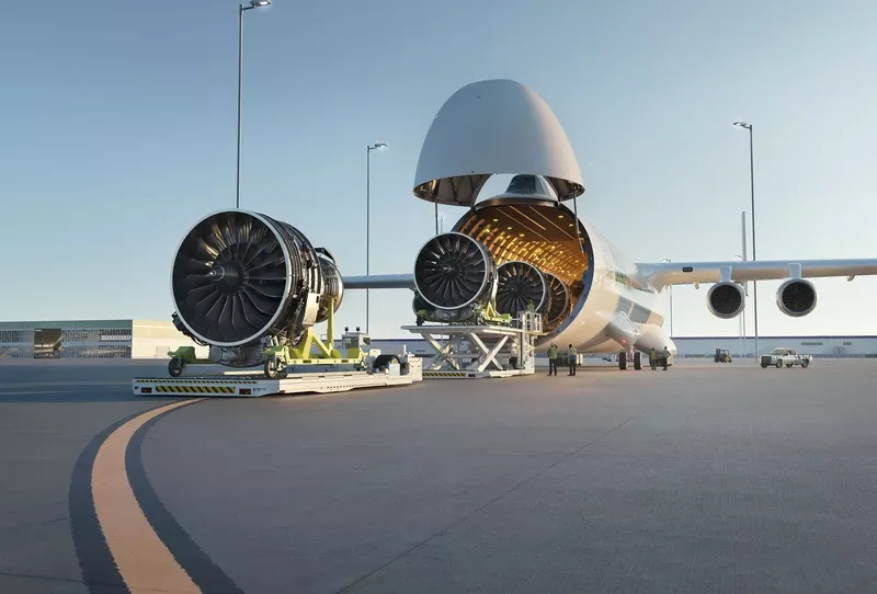 Recreación por ordenador del futuro avión de carga WindRunner, durante su proceso de carga. Foto: Radia Recreación por ordenador del futuro avión de carga WindRunner, durante su proceso de carga. Foto: Radia