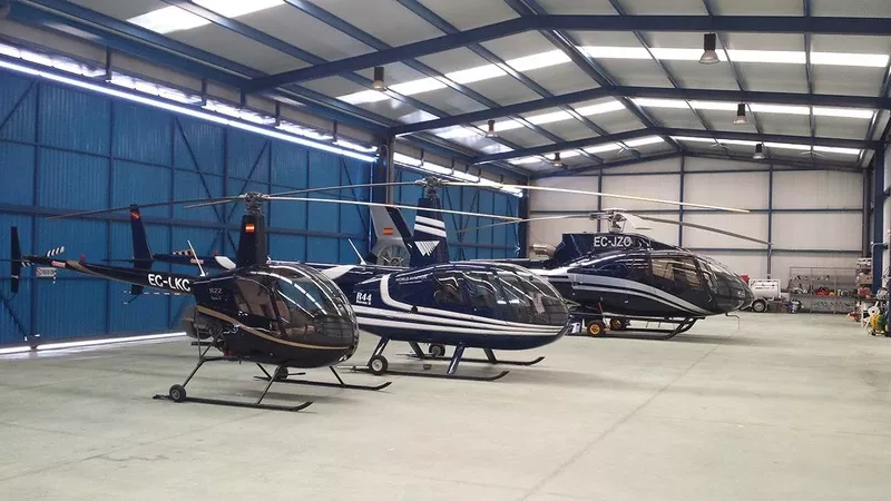 Helicpteros en las instalaciones de World Aviation Group.