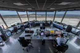 Controladores areos de Enaire en una torre de control. Foto: Enaire