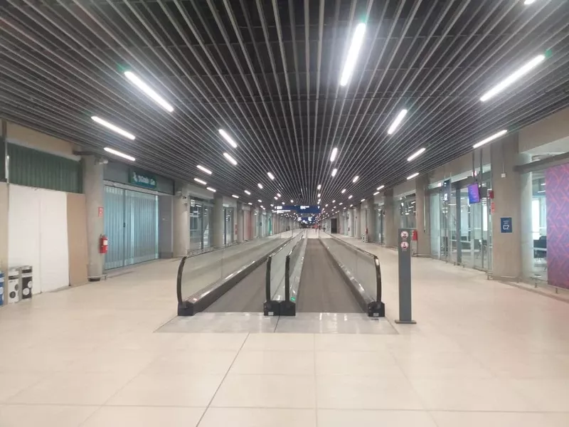 Pasillos móviles de la nueva terminal de pasajeros del aeropuerto internacional de Lima/“Jorge Chávez”. Pasillos móviles de la nueva terminal de pasajeros del aeropuerto internacional de Lima/“Jorge Chávez”.