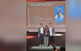 Cathaysa Santana, directora de Marketing y Comunicación de Canaryfly, junto a Daniel de la Rosa Darias (derecha), Account Manager en 22 Grados, en el evento de entrega del Premios Agripina 2025 en la categoría de Programática.