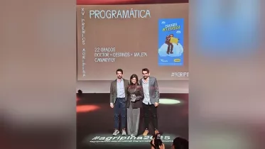 Cathaysa Santana, directora de Marketing y Comunicacin de Canaryfly, junto a Daniel de la Rosa Darias (derecha), Account Manager en 22 Grados, en el evento de entrega del Premios Agripina 2025 en la categora de Programtica.