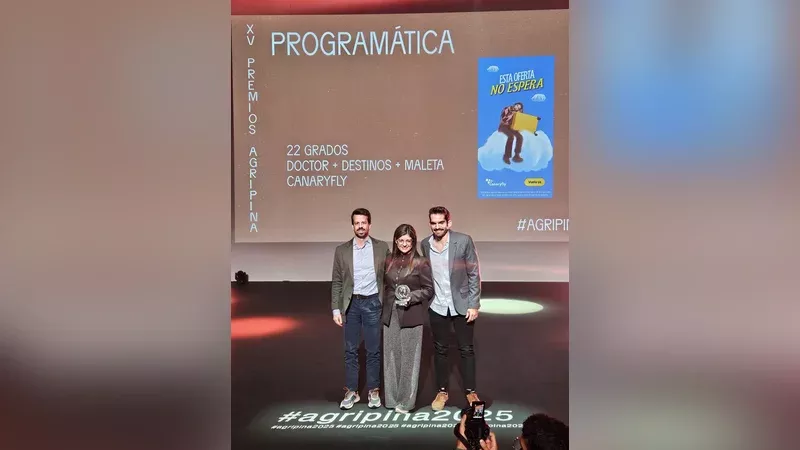 Cathaysa Santana, directora de Marketing y Comunicacin de Canaryfly, junto a Daniel de la Rosa Darias (derecha), Account Manager en 22 Grados, en el evento de entrega del Premios Agripina 2025 en la categora de Programtica.