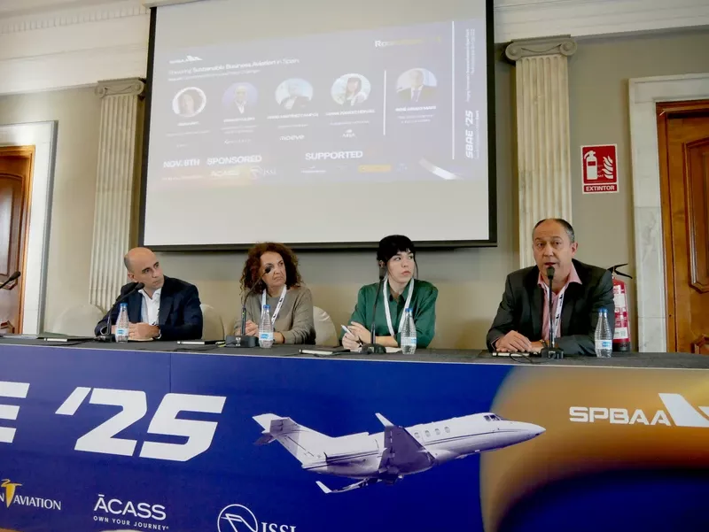 Panel de la SPBAA, de izquierda a derecha, Ignacio Valero (Gestair), Gema Haro (Enaire), ngel Martnez Campos (Moeve) y Diana Zugasti Hervs (AESA). Foto: Diego Gmez