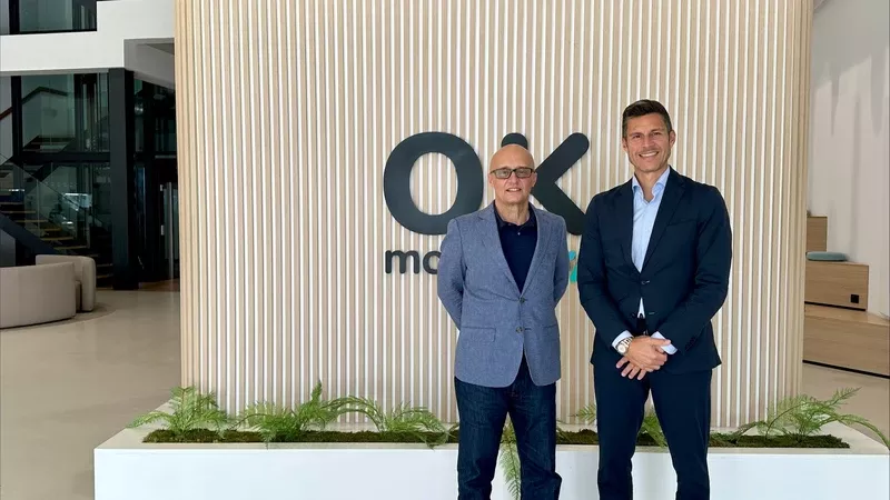 Richard Clark (izq.), consejero delegado de Air Europa, junto a Othman Ktiri, presidente Ejecutivo y Fundador OK Mobility, tras el anuncio del acuerdo entre ambas compaas. Foto: Air Europa