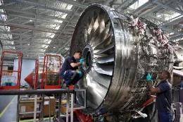 Motor de avin durante una labor de mantenimiento. Foto: Emirates Engineering