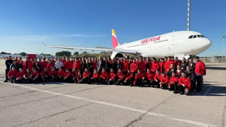 Foto de grupo de los estudiantes de formacin profesional que comienzan sus prcticas en Iberia Mantenimiento. Foto: Iberia