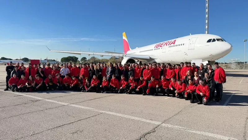 Foto de grupo de los estudiantes de formacin profesional que comienzan sus prcticas en Iberia Mantenimiento. Foto: Iberia