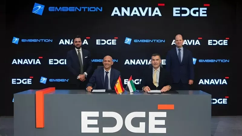 Representantes de Anavia y Embentin tras firma del memorndum de entendimiento durante el Dubai Airshow 2025. Foto: Embention