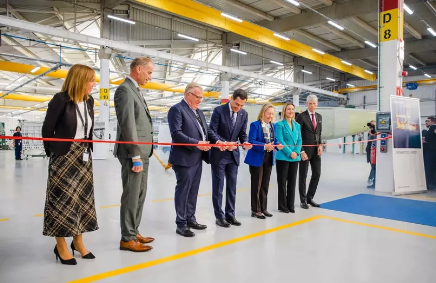 Momento del cortado de cinta en la inauguración de la nueva planta de Pilatus Aircraft Ibérica SA cerca de Sevilla. Foto: Pilatus