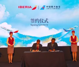 Momento de la firma del acuerdo de cdigo compartido entre Iberia y China Southern. Foto: Iberia