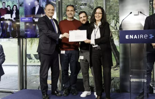 El director general de ENAIRE, Enrique Maurer entreg el reconocimiento los creadores del proyecto ganador: Adrin Utande Piorno y Francisco Manuel Tortosa Lpez, de la Direccin de Operaciones y Karina Martnez Prez, de la Direccin de Sistemas.