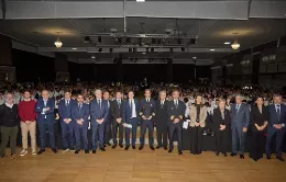 Foto de grupo tras la graduación de los nuevos pilotos de aviones, helicópteros y drones de European Flyers. Foto: European Flyers