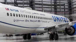 Aeronave de United 737-8 en un hangar, Boeing ecoDemonstrator Explorer 2025. Foto: Boeing