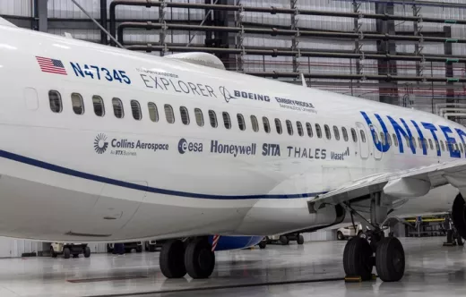 Aeronave de United 737-8 en un hangar, Boeing ecoDemonstrator Explorer 2025. Foto: Boeing