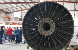 Hangar de reparación de motores de Aviatión Group con alumnos al fondo. Foto: Diego Gómez