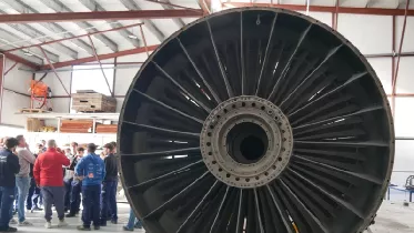 Hangar de reparación de motores de Aviatión Group con alumnos al fondo. Foto: Diego Gómez Hangar de reparación de motores de Aviatión Group con alumnos al fondo. Foto: Diego Gómez