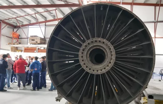 Hangar de reparacin de motores de Aviatin Group con alumnos al fondo. Foto: Diego Gmez