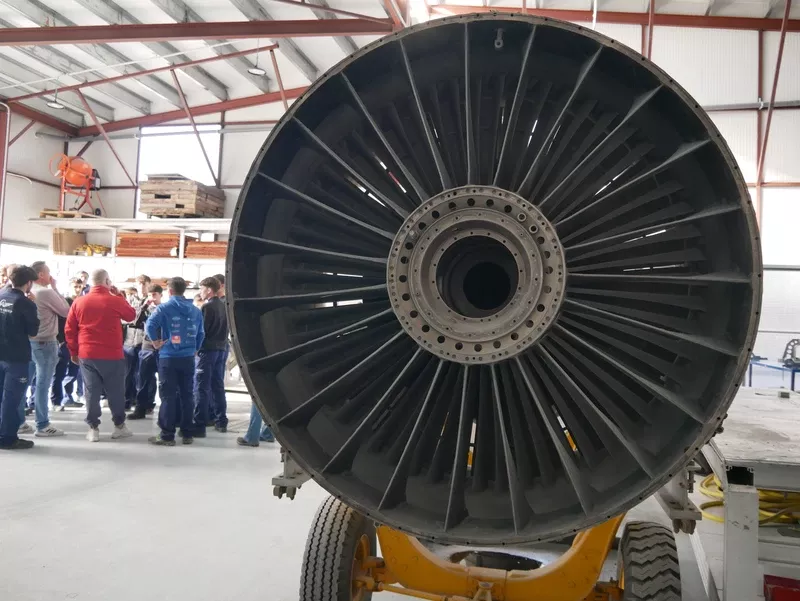 Hangar de reparación de motores de Aviatión Group con alumnos al fondo. Foto: Diego Gómez Hangar de reparación de motores de Aviatión Group con alumnos al fondo. Foto: Diego Gómez