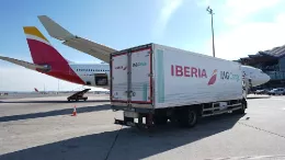 Un cami�n de IAG Cargo junto a uno de los aviones de carga de IAG Cargo. Foto: IAG Cargo